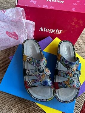 NWT ALEGRIA (Rare) Hippie Chic Leather Slip-On Sandals Venice Details